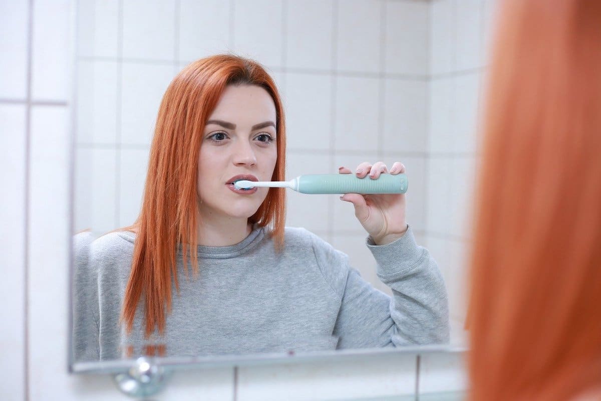 Utilisation d'une brosse à dents électrique
